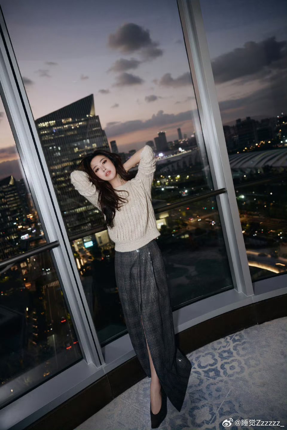 朱珠线下长这样朱珠线下状态比镜头更绝，气质优雅高级，穿搭妆容处处精致，独特韵味真