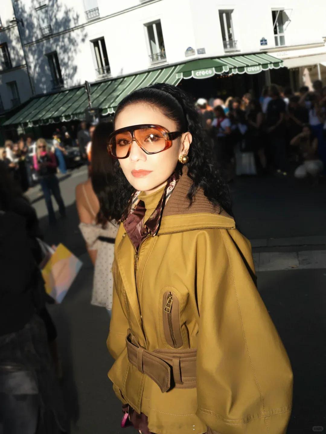沙溢这边吃得美滋滋，胡可却亮相巴黎时装周。一头羊毛卷搭配复古猎装套装，满是秋日时