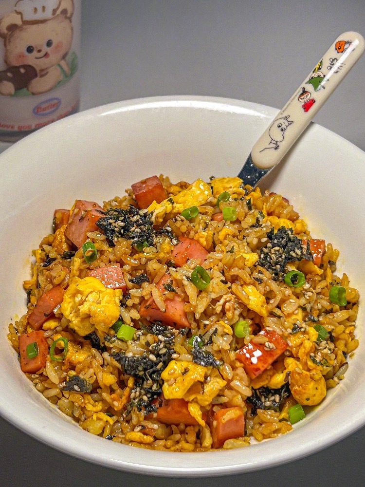 一人食｜我的幸福晚餐·͜·♡🥢午餐肉海苔炒饭做法分享：两个鸡蛋炒散盛出备用，