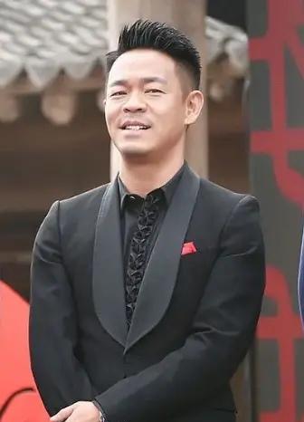 资深艺人随地小便，本该是标准的“翻车”现场，舆论走向却出人意料。57岁的孙浩没有