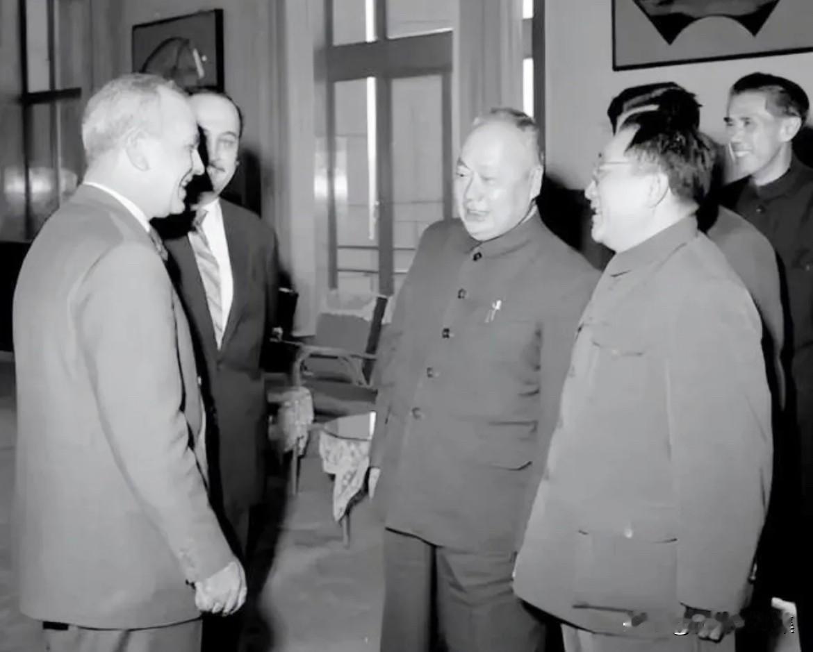 六十年代，外交官林兆南（后右一）陪同陈毅外长（右三），章汉夫副外长（前右一）会见