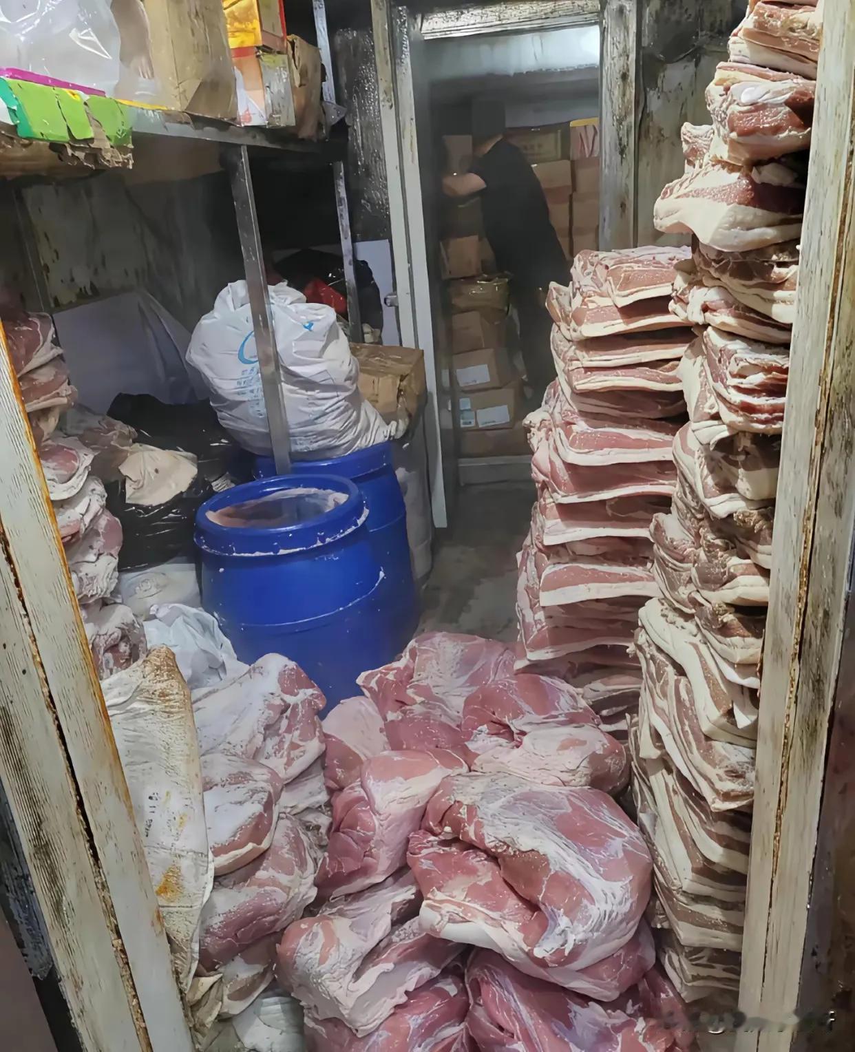 说实话还是我们农村好啊能吃上新鲜的猪肉你们看看这冻库里的冻肉看着都不好吃[