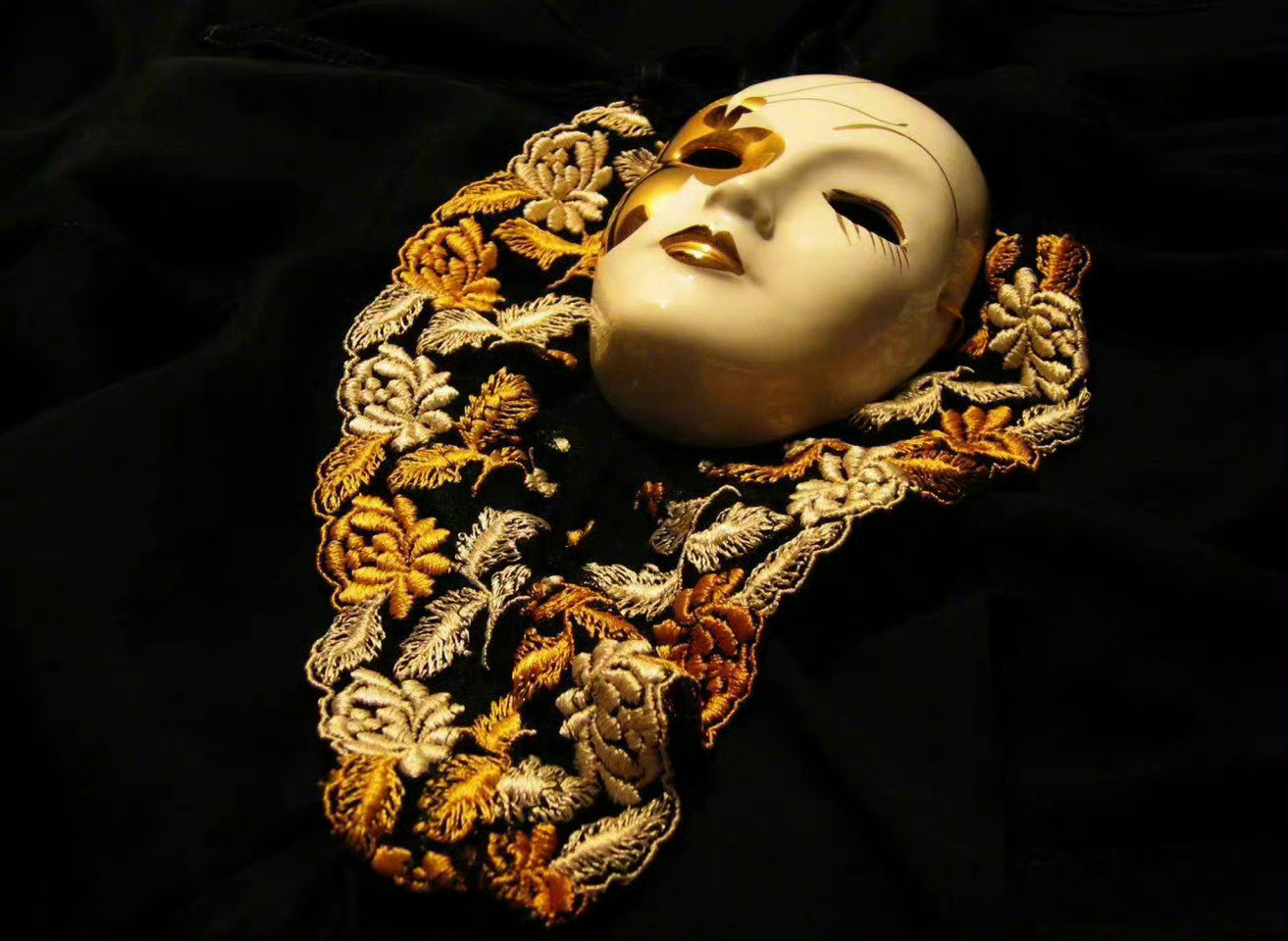 人为了生存，不得不接受一些丑陋的东西，但决不能去接受那种会永远丑陋下去的东西，一