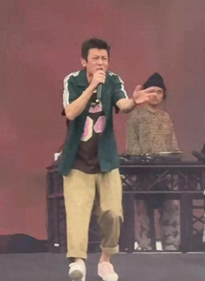 45岁陈冠希登台表演，白发皱纹遭调侃“颜值退休”