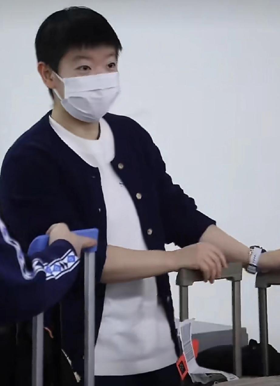 孙颖莎终于现身！下午跟随国乒团队一起落地海口机场。正式开始自己202新年第一站比