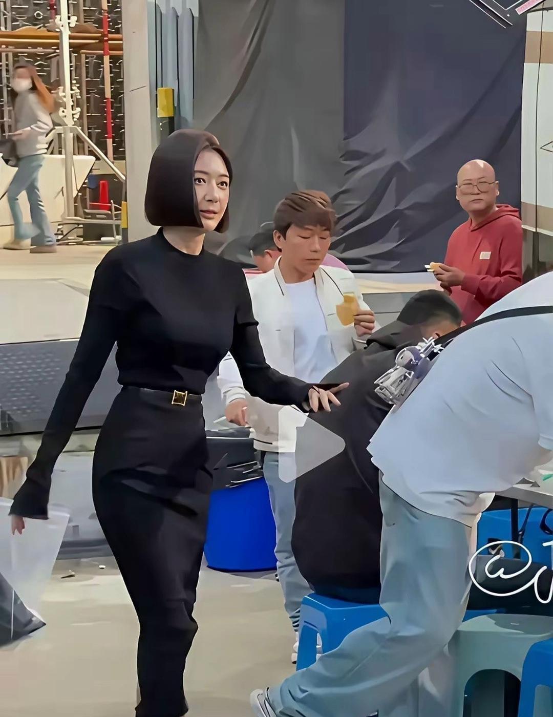 果然还是女人最懂女人我问我妈为什么秦岚身材比例这么突出胸大腰细臀翘像芭比