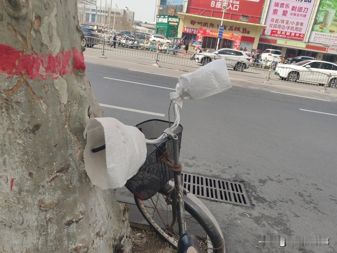 下面的这两张照片，是我今天上午在郑州市火车站东边的一个路边拍到的，一辆陈旧的自行