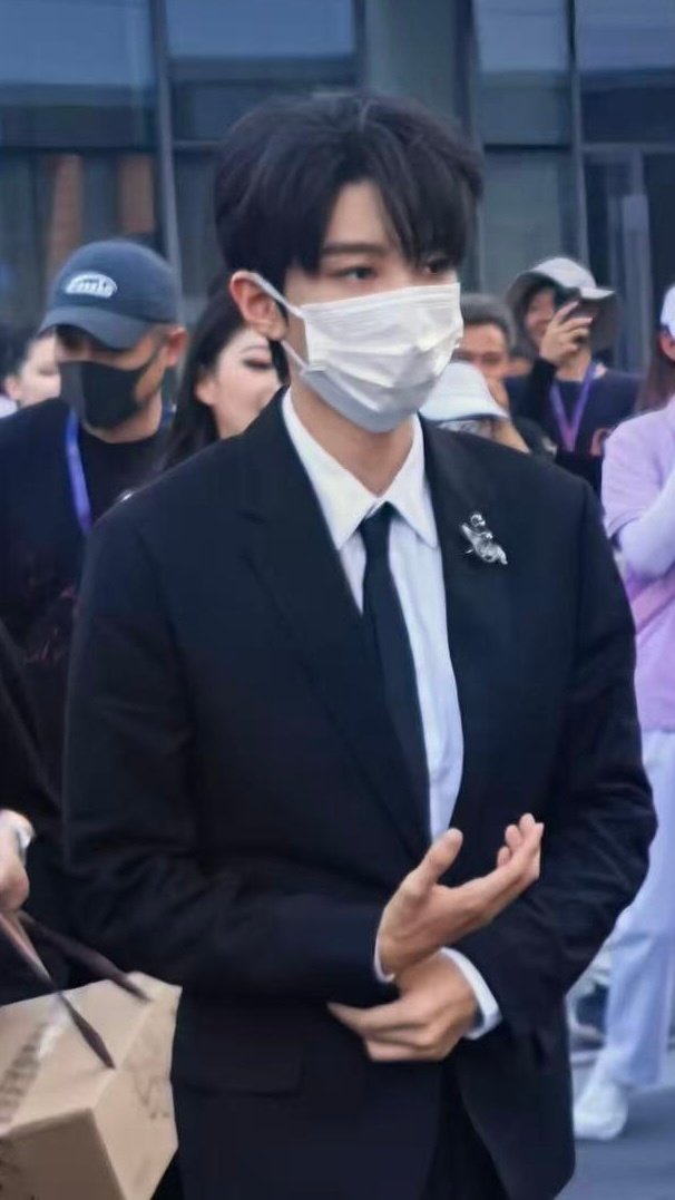 王俊凯上合组织国家电影节现场图，好正好帅！[墨镜]​​​