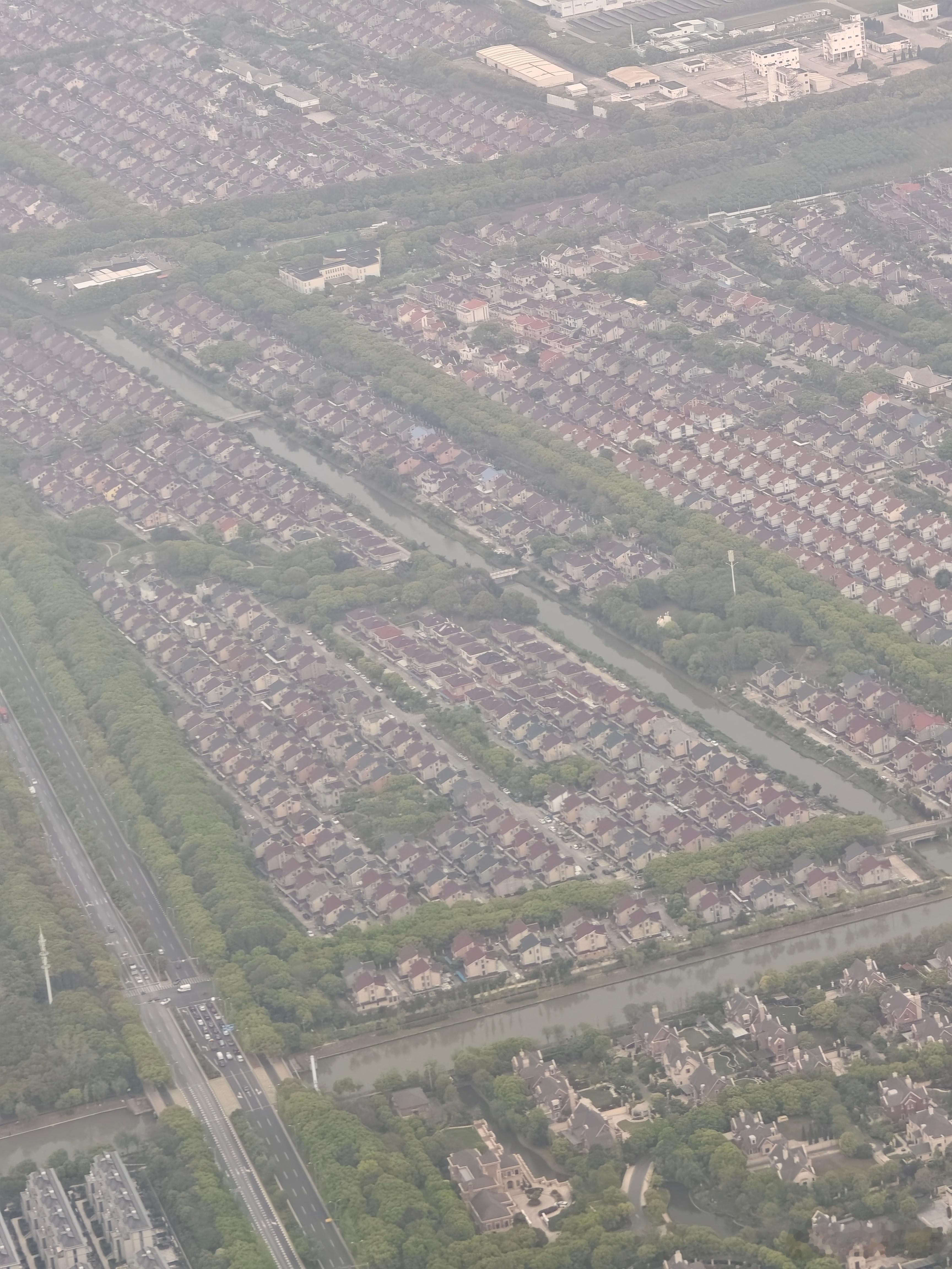 上海这个房子的密度属实有点夸张，感觉别墅都是挨着别墅，沪爷们的尊贵感何在啊？