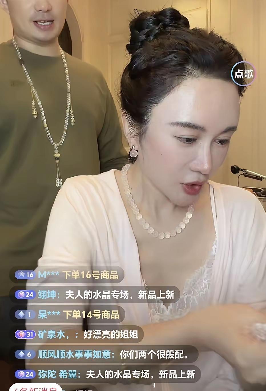 杜星霖招聘名年轻体壮的助理兼司机遭老公张纪中拒绝。导演张纪中深夜发文求助网友，表