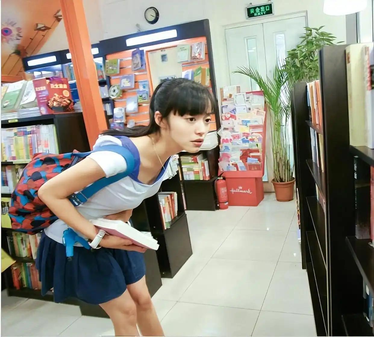 姚晨20岁时候大学照片！齐刘海高马尾女孩子标配，姚晨身材很好！那时间青春美丽！也