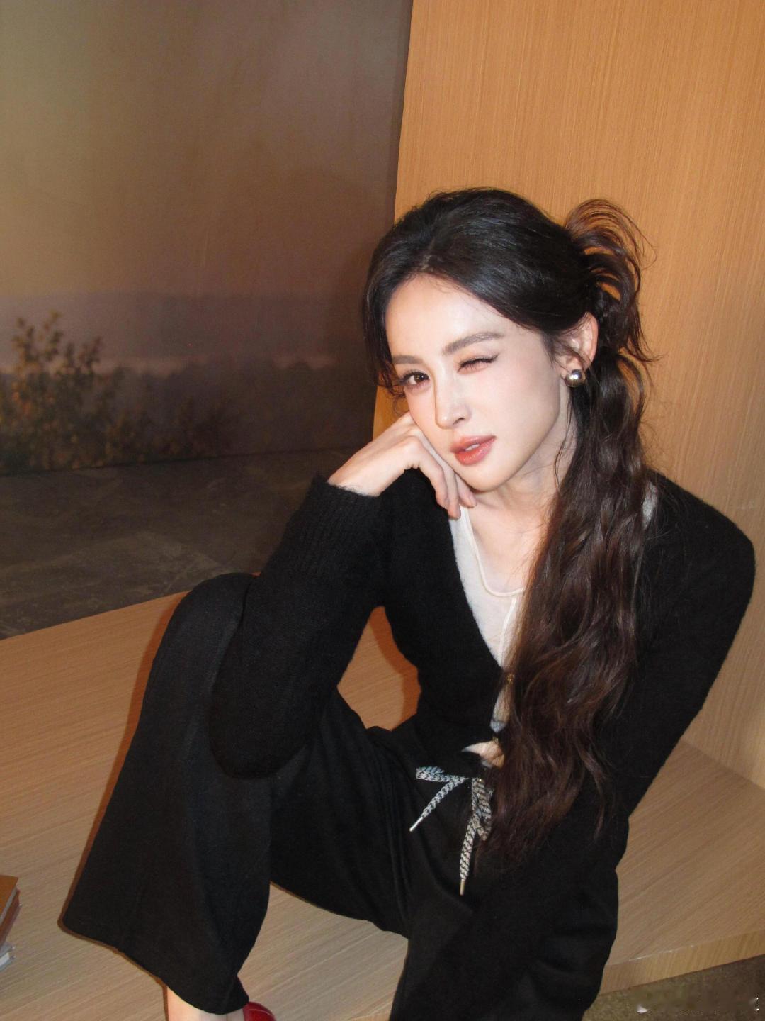 古力娜扎造型随拍，几组简约穿搭诠释多元风格。白衬衫干练，软糯针织温柔，麂皮外套自带复古质感。可通勤可