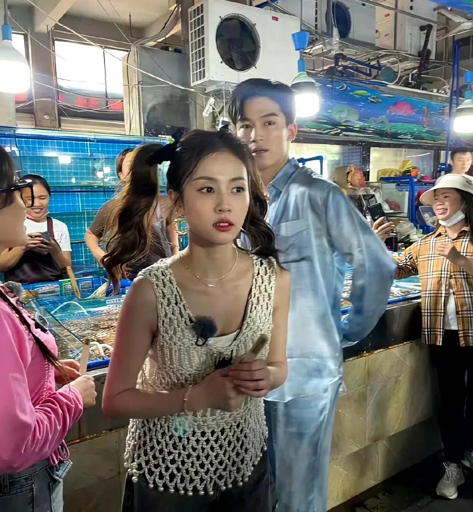 路人镜头下的白鹿你觉得漂亮吗？众所周知，咱们普通人生活中很难接触到明星，也很