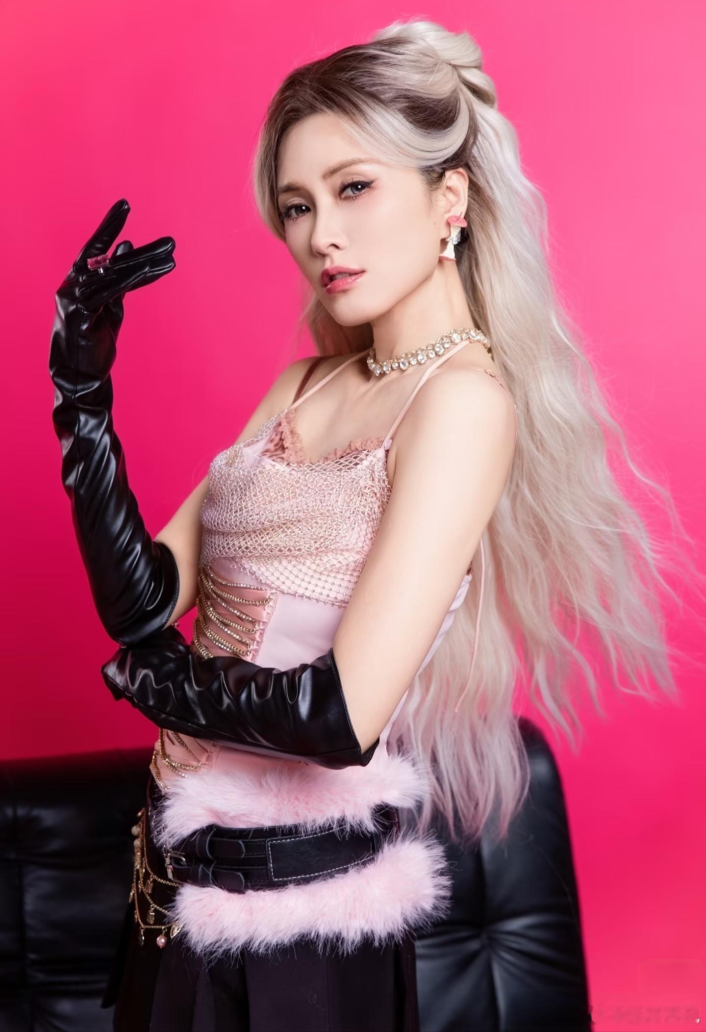 徐洁儿猫系妆容又美又飒
