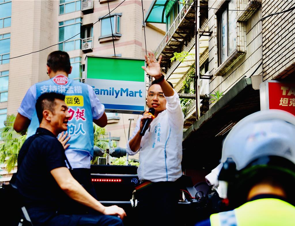 国民党洪孟楷今（24）日下午于林口展开「新北爱国者行动」车扫，现场出现民众党主席