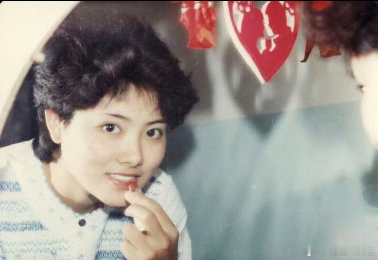 这是什么神仙基因！彭小苒全家福曝光，爸爸妈妈颜值气质双双在线，难怪女儿这么出众。