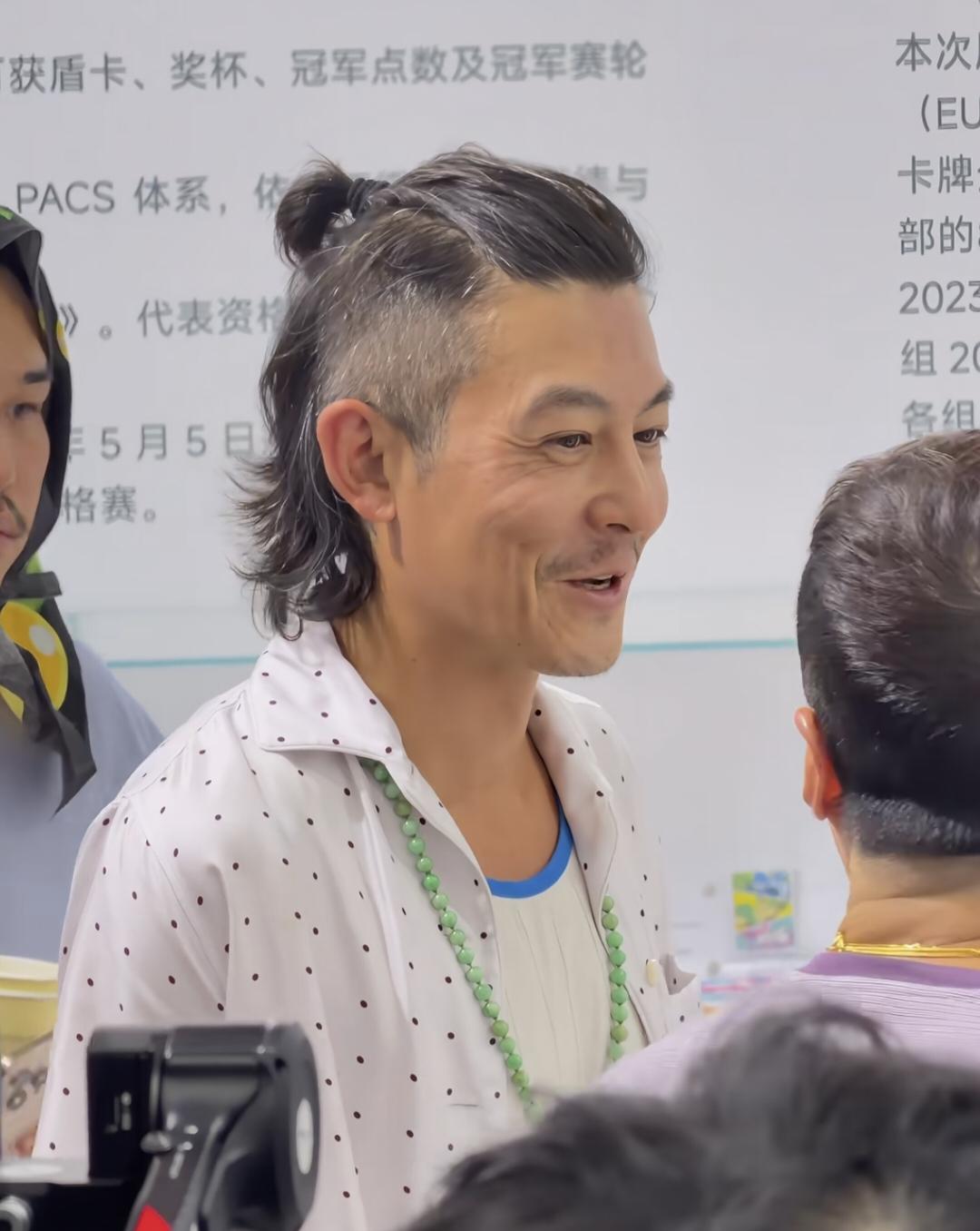 45岁陈冠希和50岁黄晓明在上海一起出席活动，一个显苍老，一个显年轻，同框对比太