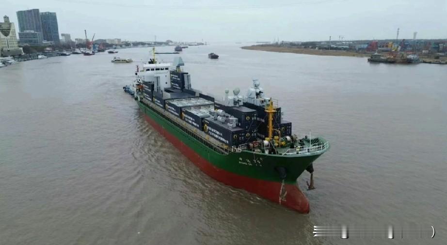 中达79号试航后返回...尾部的054B同款相控阵、火控雷达，船头的1130