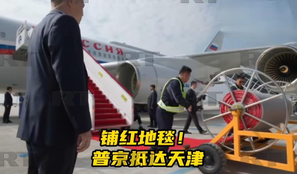 同样是普京到访，中美之间的差距原来如此之大？在铺红毯这个环节，美军士兵直接跪