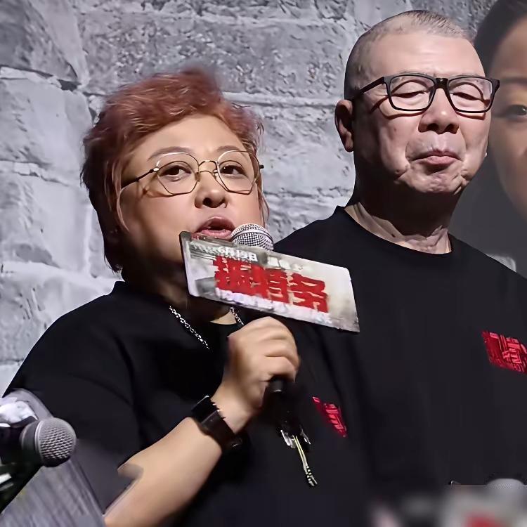 韩红给冯小刚站台，歪着头，裂着嘴，一句“走个面儿”，差点就把韩红这么多年慈善家的