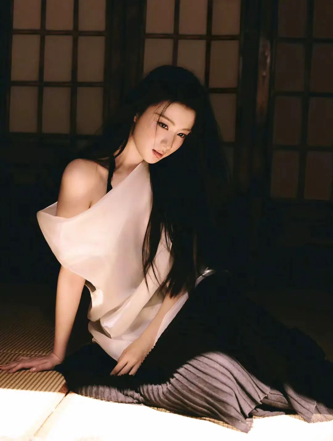 王楚然最新杂志大片惊艳来袭！明艳妆容搭配性感造型，美到令人窒息