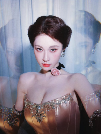 张小婉简直等比例长大啊，跟七岁半的时候一模一样啊，又可爱又萌，一眼望去在人群中也