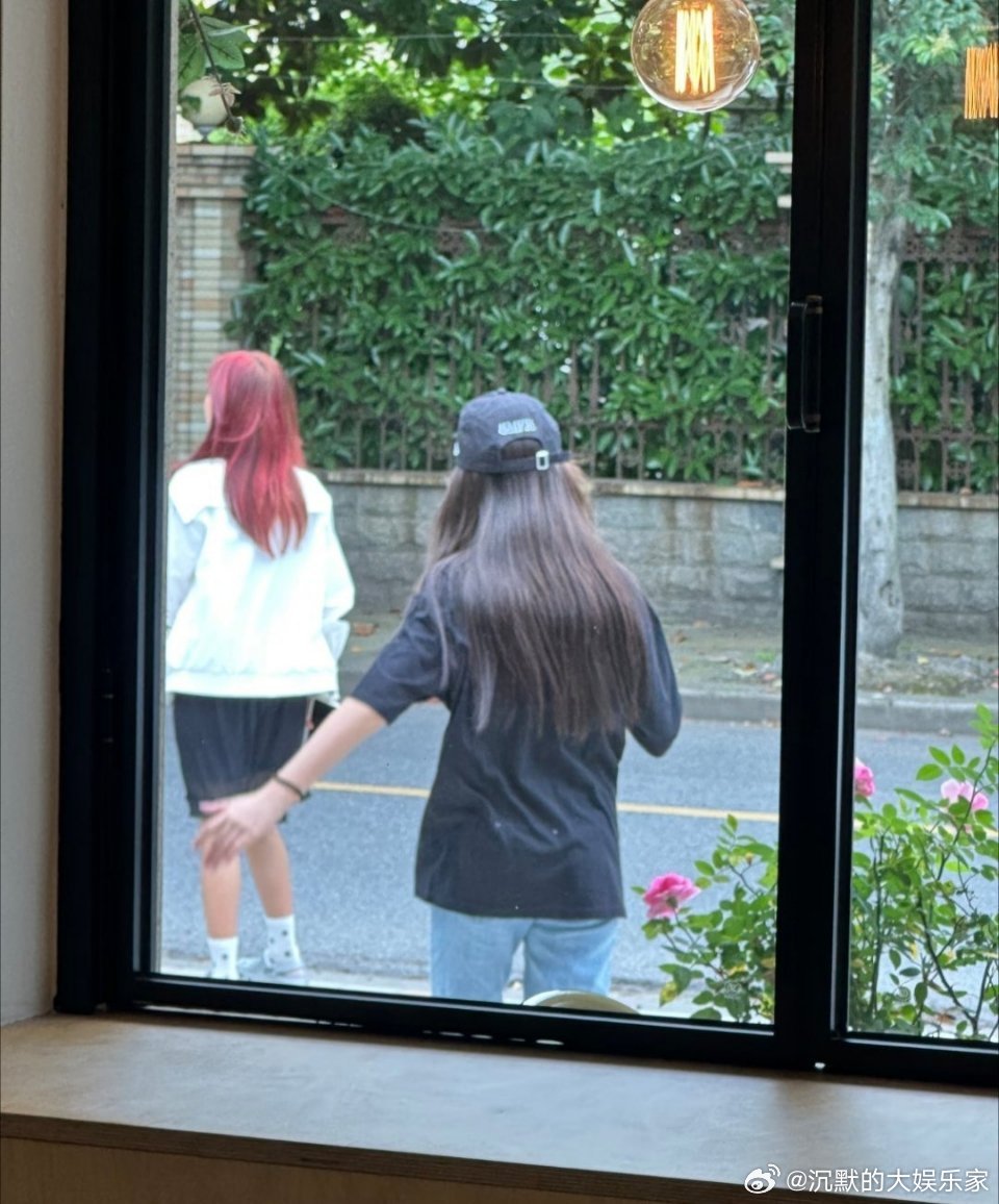 李小璐、霍思燕一起出游嗯哼小甜馨一起玩耍阳光下真美好网友们纷纷惊叹于他们的成长，