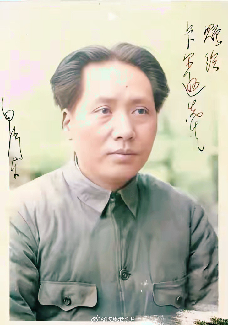 1938年，陕北。“驻华武官”卡尔逊到访延安，他帮伟人拍的照片。尤为珍贵的是，在
