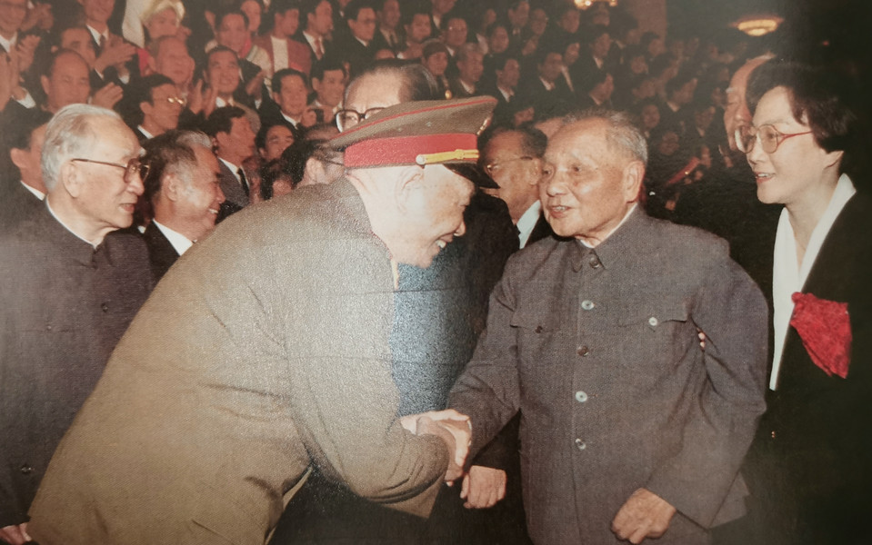 1992年，党的十四大期间，邓小平接见与会代表。他走到张震面前，亲切地问，你今年