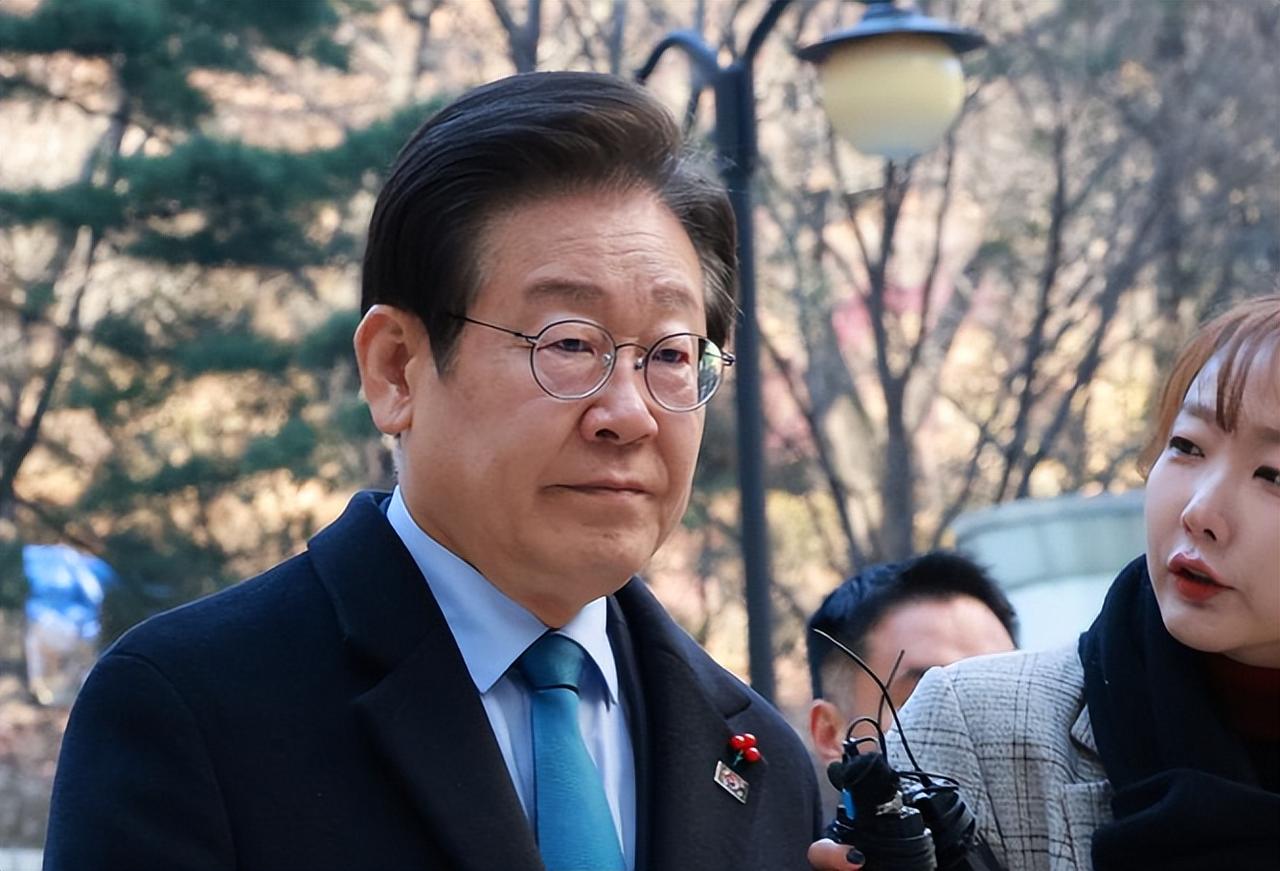 韩国政坛一夜变天，李在明遇上真的对手了？ 韩国政坛突然生变。据韩联社报道，执