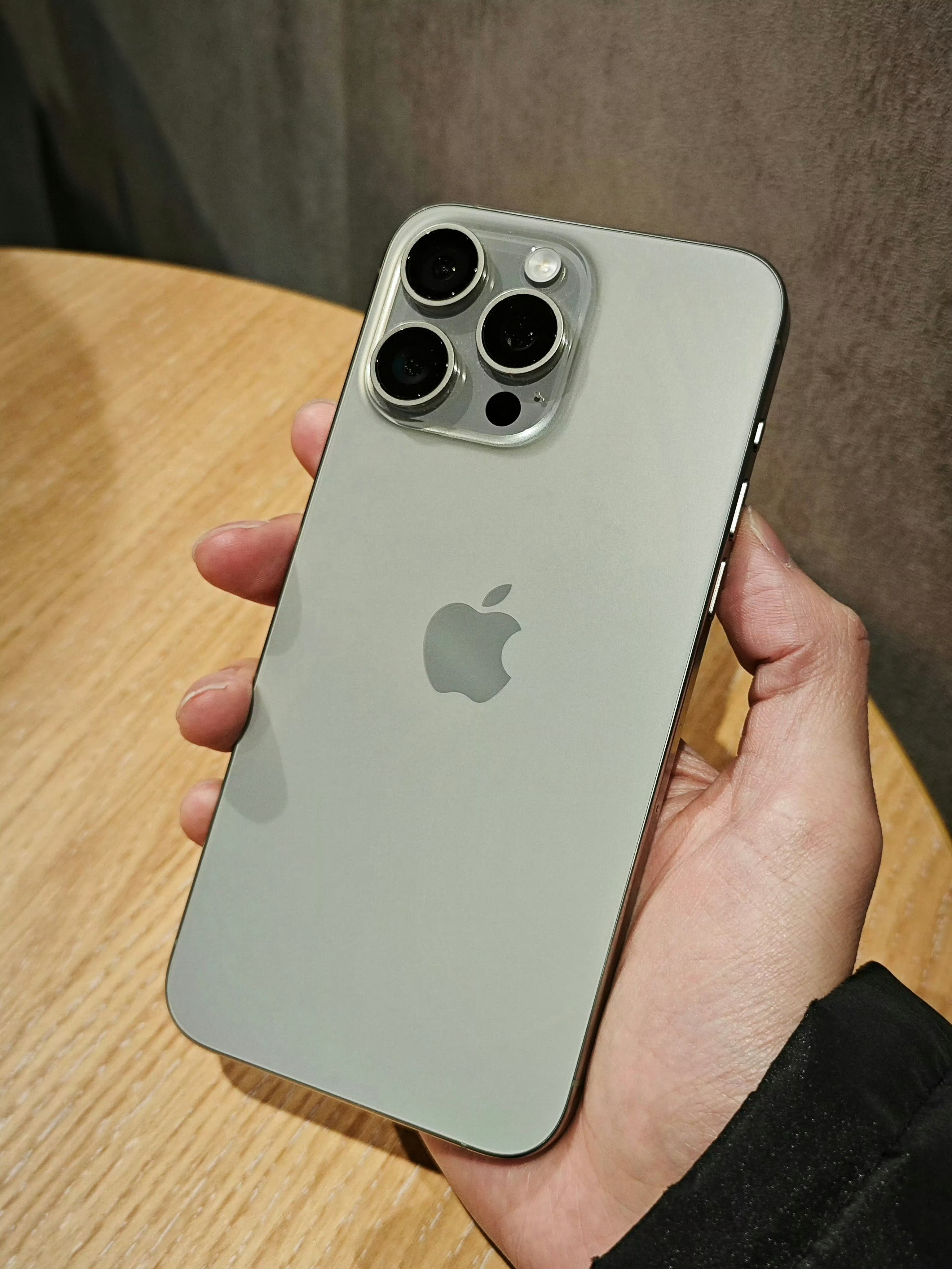 据说iPhone17Pro边框要换回铝合金手里这三台iPhone刚好集齐了不锈钢