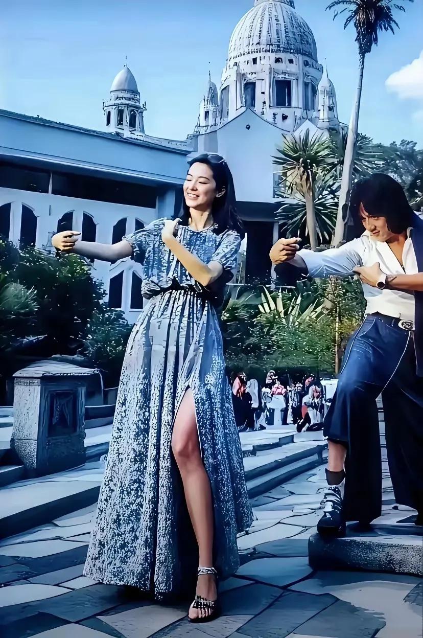 那时候，林青霞差不多就是大众情人。那时的林青霞光彩照人，自带光芒，巨星风采都掩饰