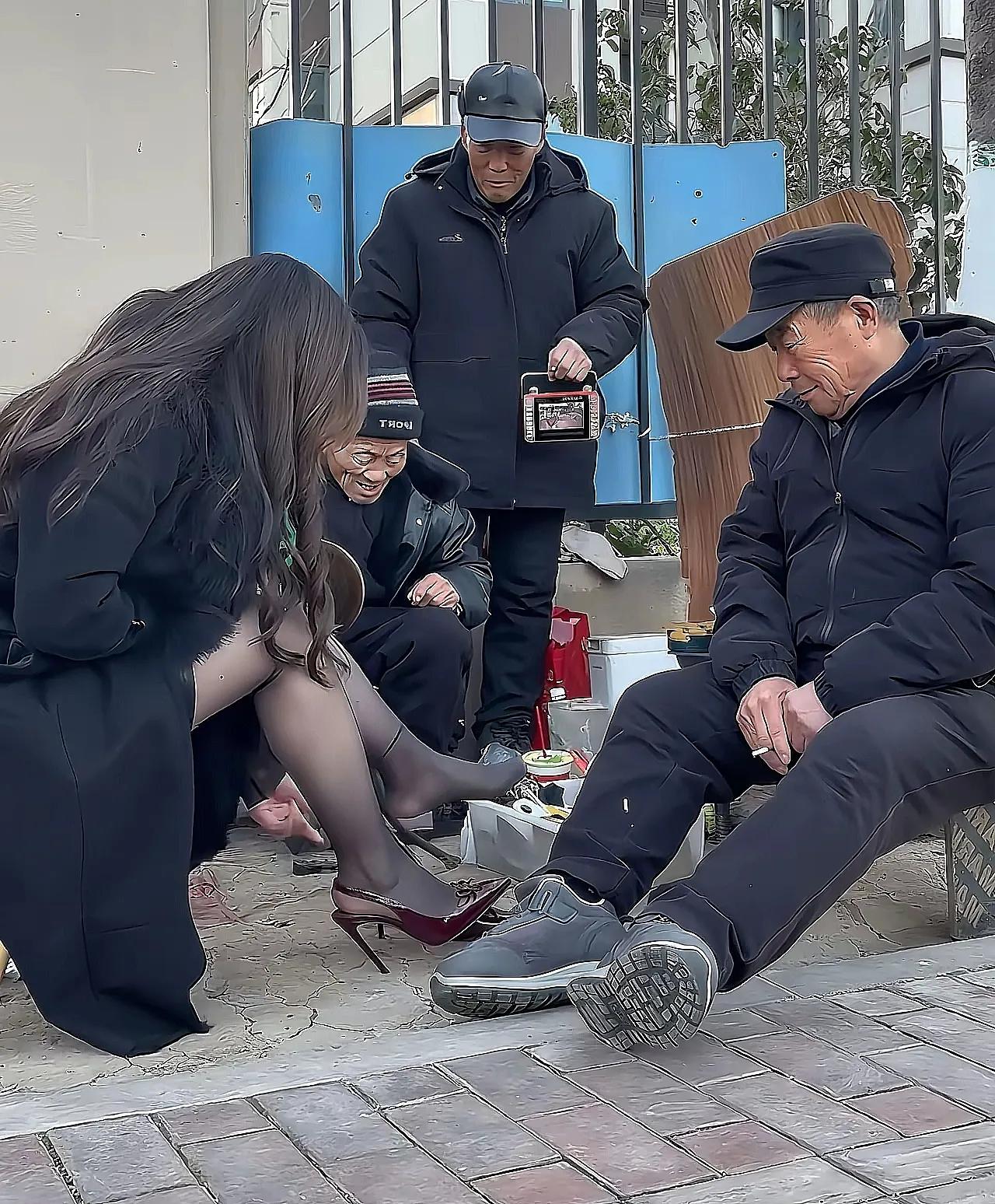 没忍住，就眯着眼看了一眼！