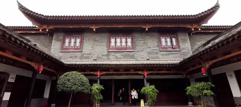 科长在家宴请刚上任的局长，便将自己六岁的儿记拜给新上任的局长，认局长干爸，局长乐