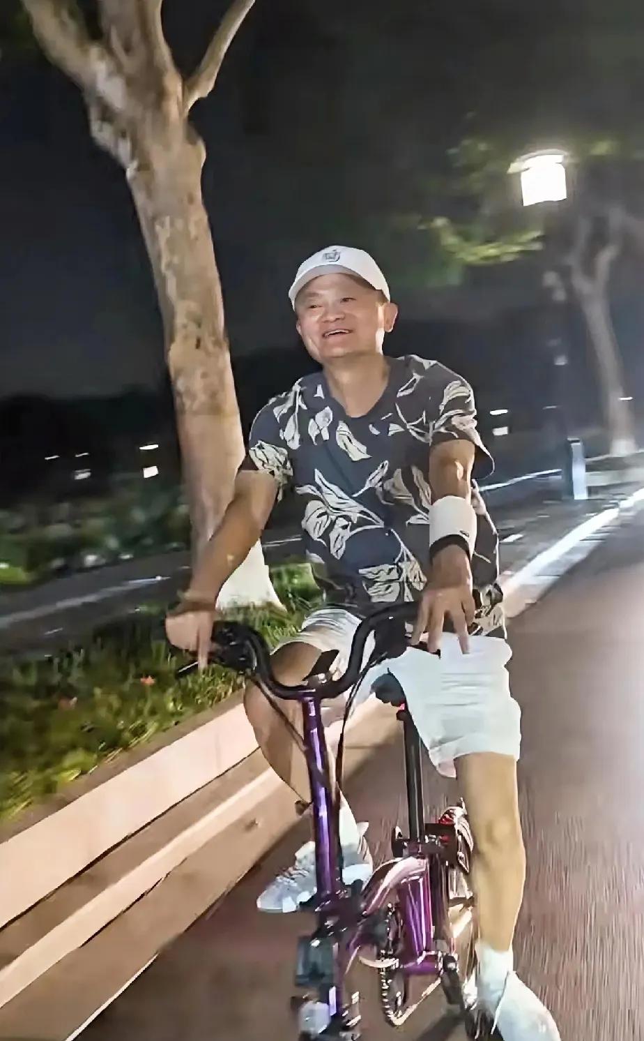 马云西湖边上夜骑被拍，深扒了一下，普通人就只买得起那个同款护腕，其他的就算