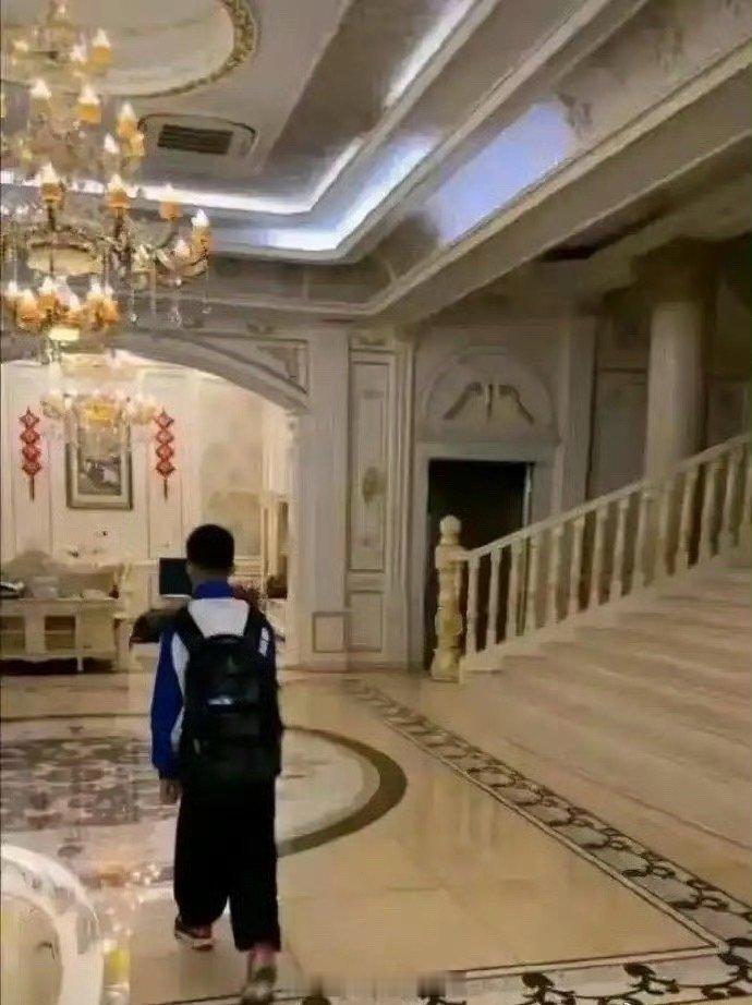 终于知道为什么要强制穿校服了​​​