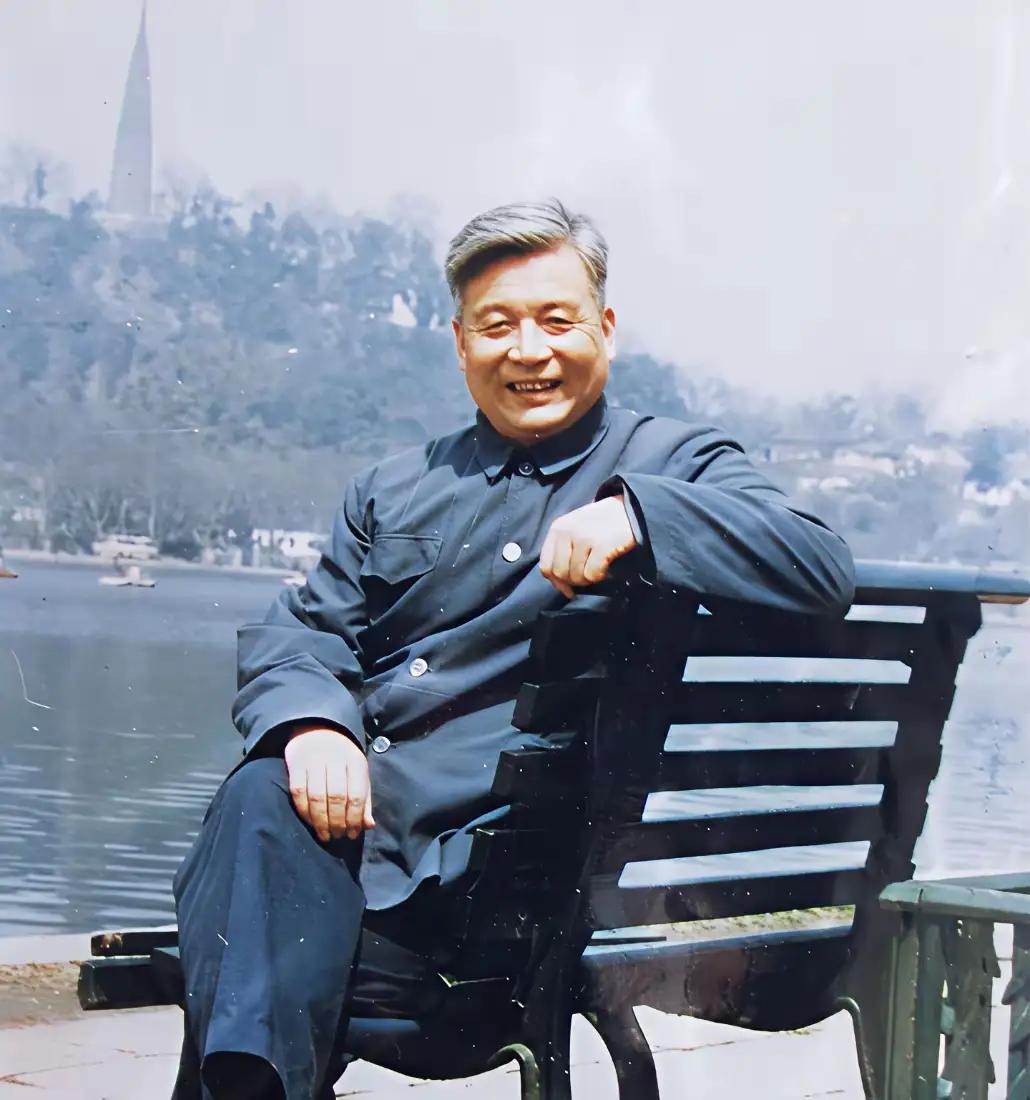 杨振宁评价“两弹元勋”邓稼先说，他是忠厚平实的人。他真诚坦白，从不骄人。他没有小