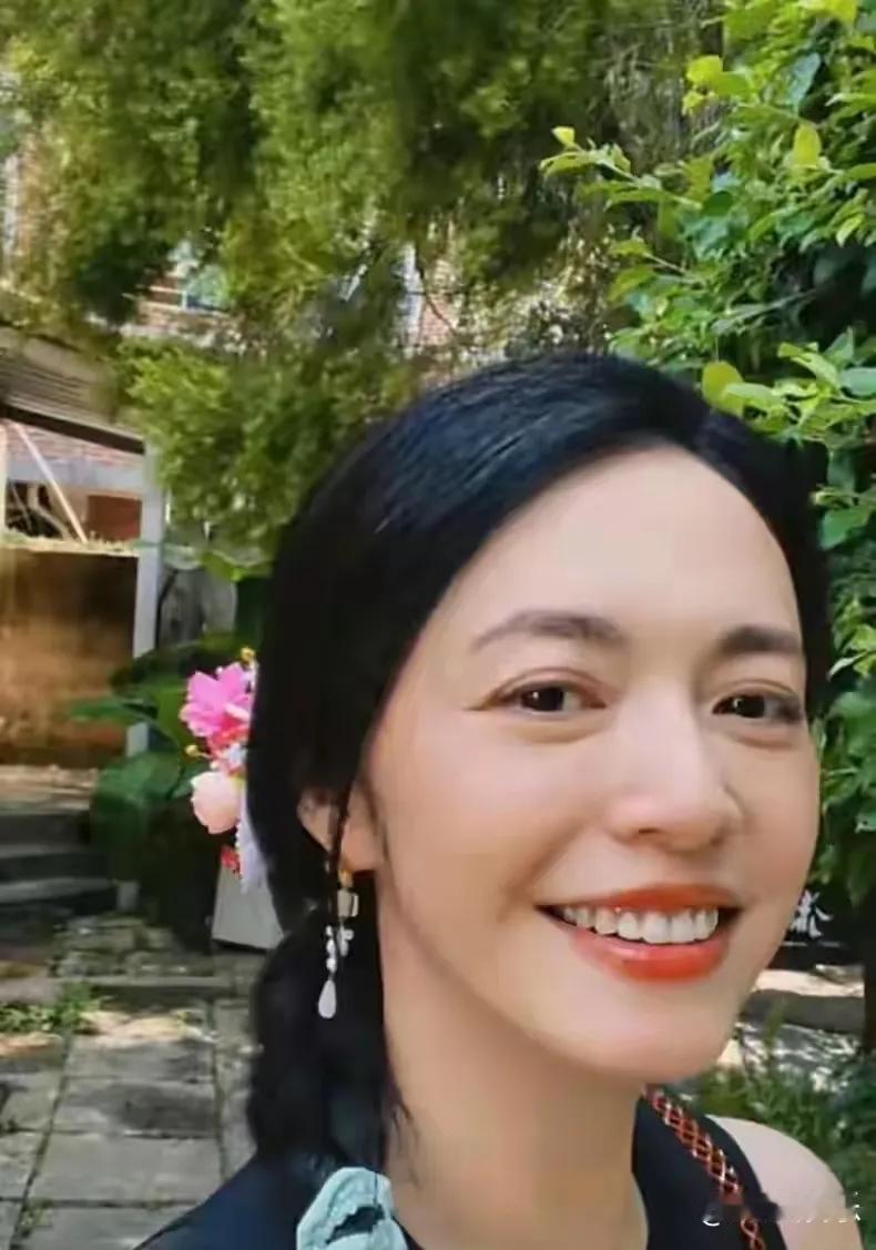 姚晨近日晒出12岁儿子的徒步照，瞬间引发网友关注。照片里，小家伙活力满满，模样与