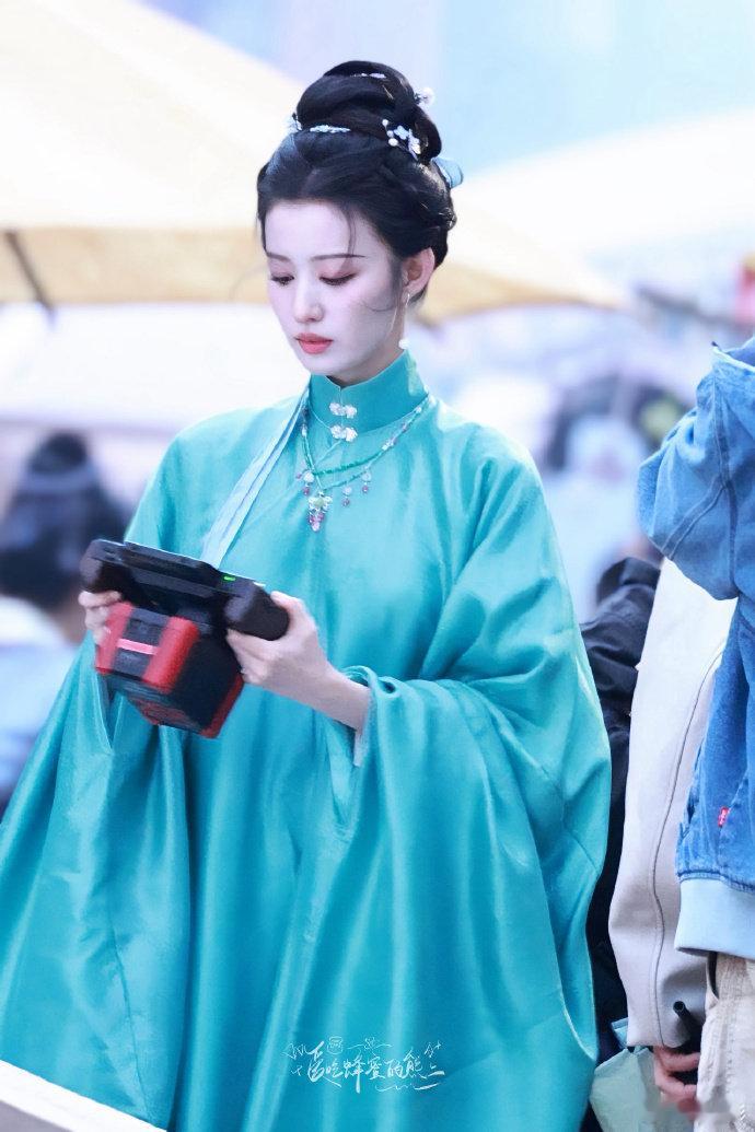 王楚然《明月录》路透生图惊到我！瘦得也太夸张了，脸颊肉直接消失，女明星上镜也太拼