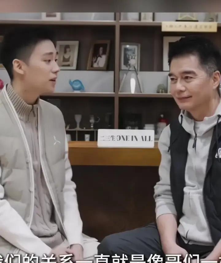 别再抱怨孩子不跟你说话。看看许亚军怎么做：他让19岁的儿子，成了自己最铁的“骑行