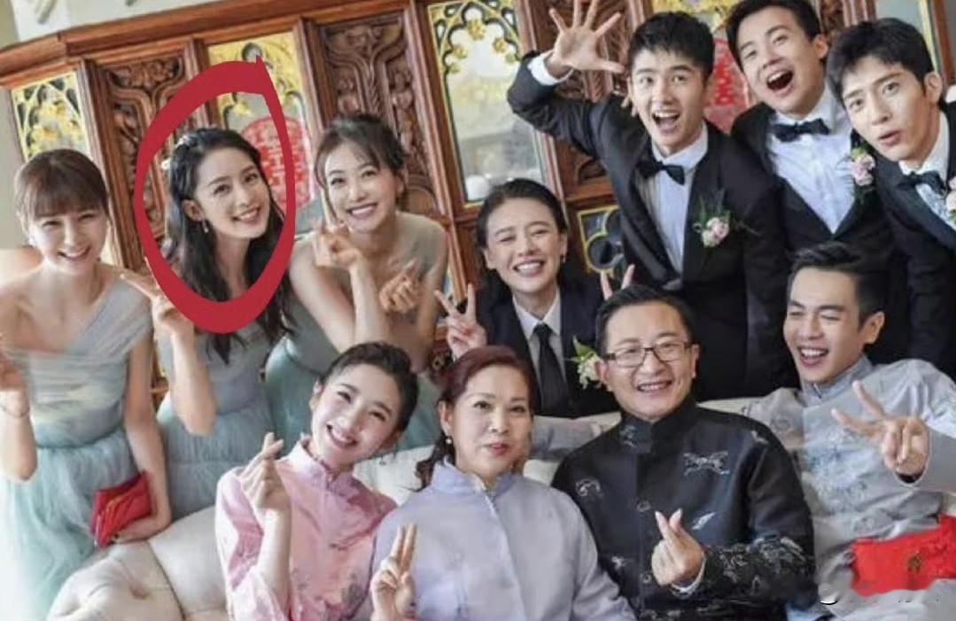 李沁竟然是唐艺昕、张若昀的伴娘，第一次听说女生给荧屏男友当伴郎的，这该死的缘分！