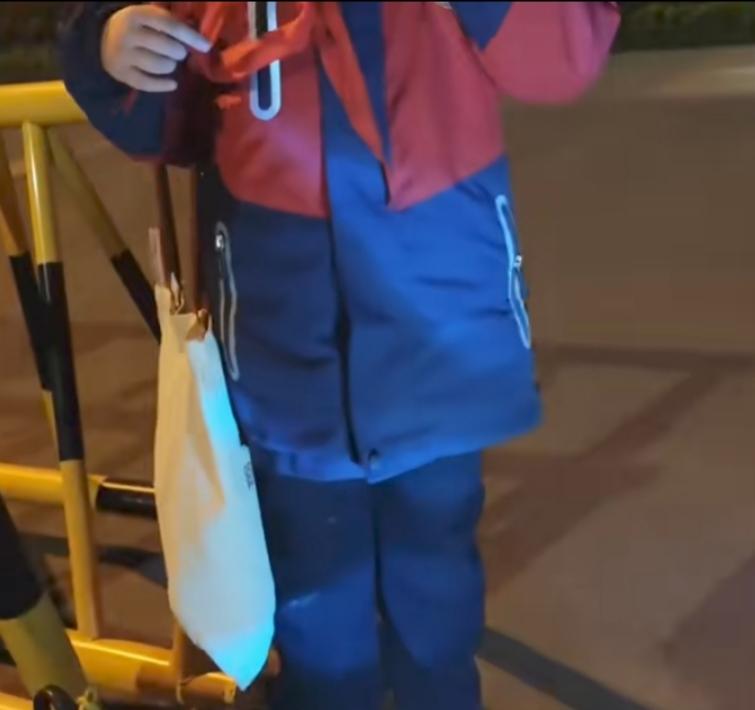 近日，洛阳一个小学生，被八十岁的爷爷凌晨一点送到学校门口等待上学，孩子在深夜低温