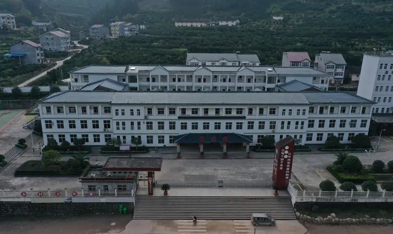 骨干教师整个县域交流轮岗，平均分配到每一所学校。给他们工作补贴。这应该是推进义务