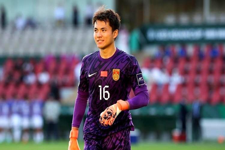 两千万转会费砸在桌上，刚在亚洲杯把对手扑到绝望的国青门将李昊，却把豪门递来的合同