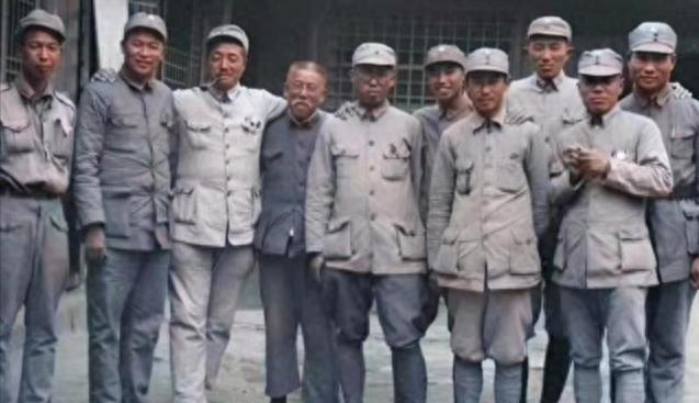 两位元帅、三位大将和两位上将合影留念，军衔最高的不是级别最高者，这是什么原因？