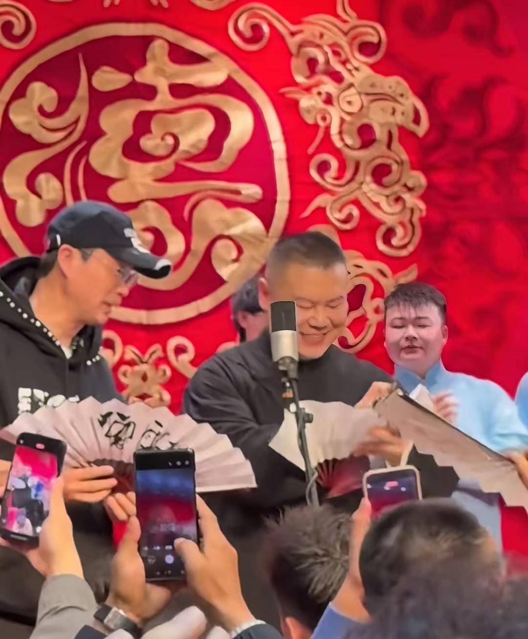 【著名演员王迅为岳云鹏捧场，孔云龙眼神引人注目，对此你怎么看？】近日，著名演员