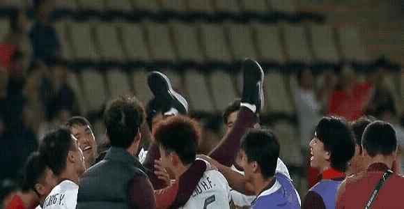 U23首次闯进决赛，他的铁腕比里皮还硬。532死守、长传冲吊，安东尼奥干脆