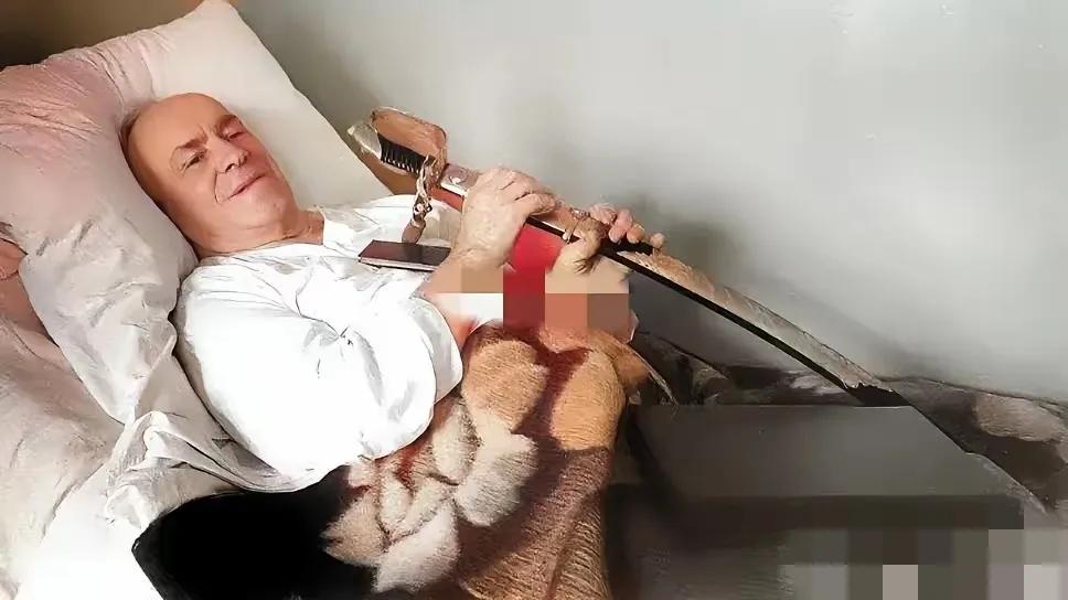图中这位是前苏联的朱可夫元帅，这一年他78岁，已经重病卧在床上，元帅毕竟是元帅还