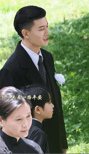任嘉伦这年龄越大，咋还更帅了呢？这全身无处安放的魅力呀！他是不是胖了一点，脸上