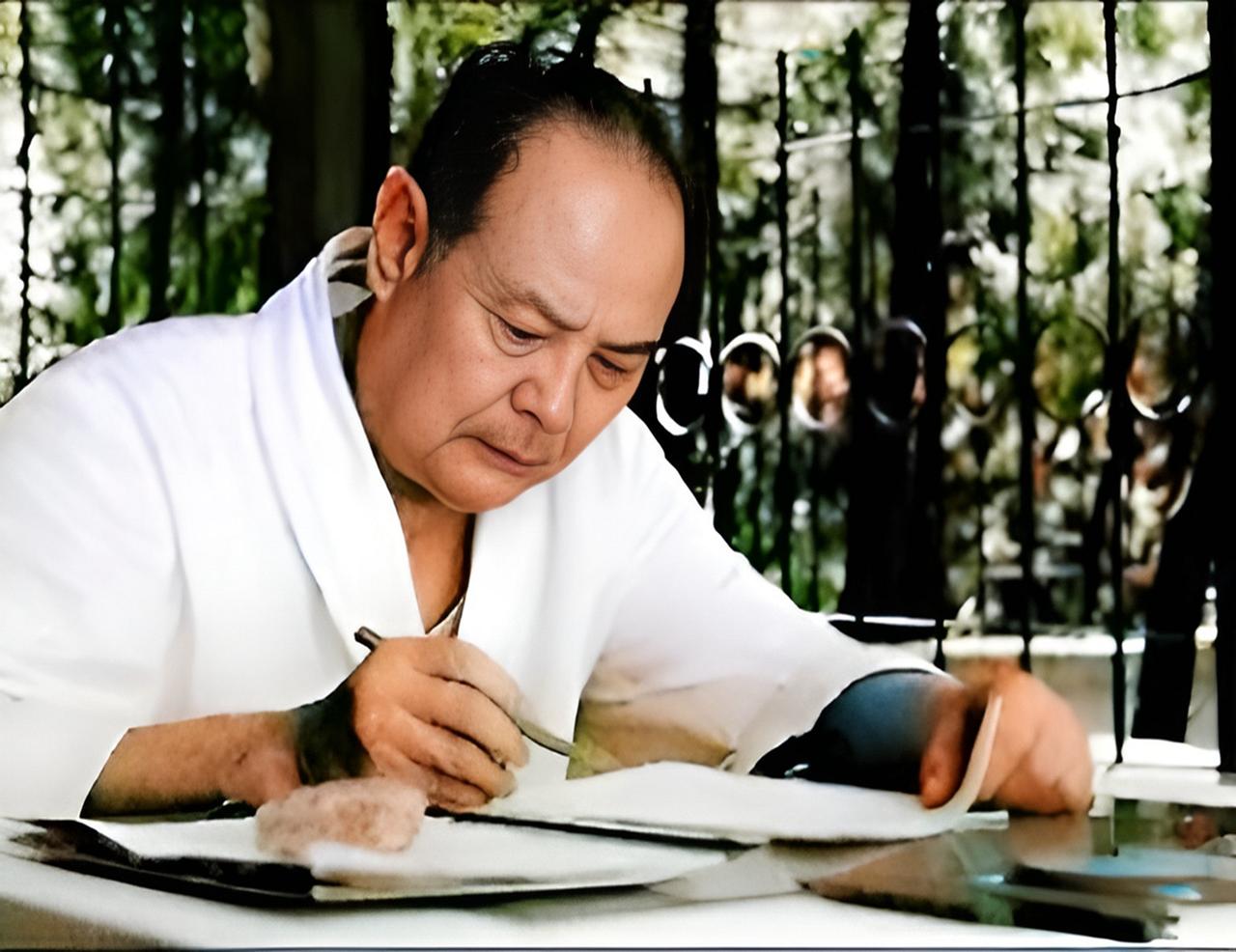 开国元帅叶剑英，生于广东的贫寒小商家庭。他年少勤勉苦读，青年矢志革命，历经北伐、